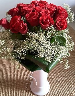 20 красных роз в вазе