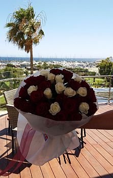 Вид на море с 31 красной и белой розой