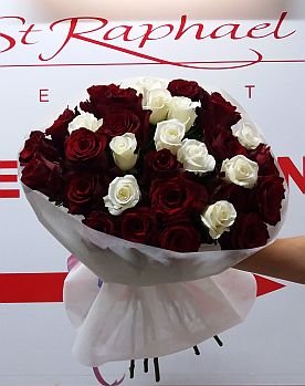 31 красных и белых роз в St. Raphael