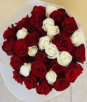 Вид сверху на 31 красную и белую розу