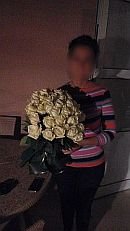 Женщина с букетом из 35 белых роз