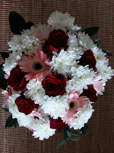 Букет из белых ромашек, розовых хризантем и красных роз