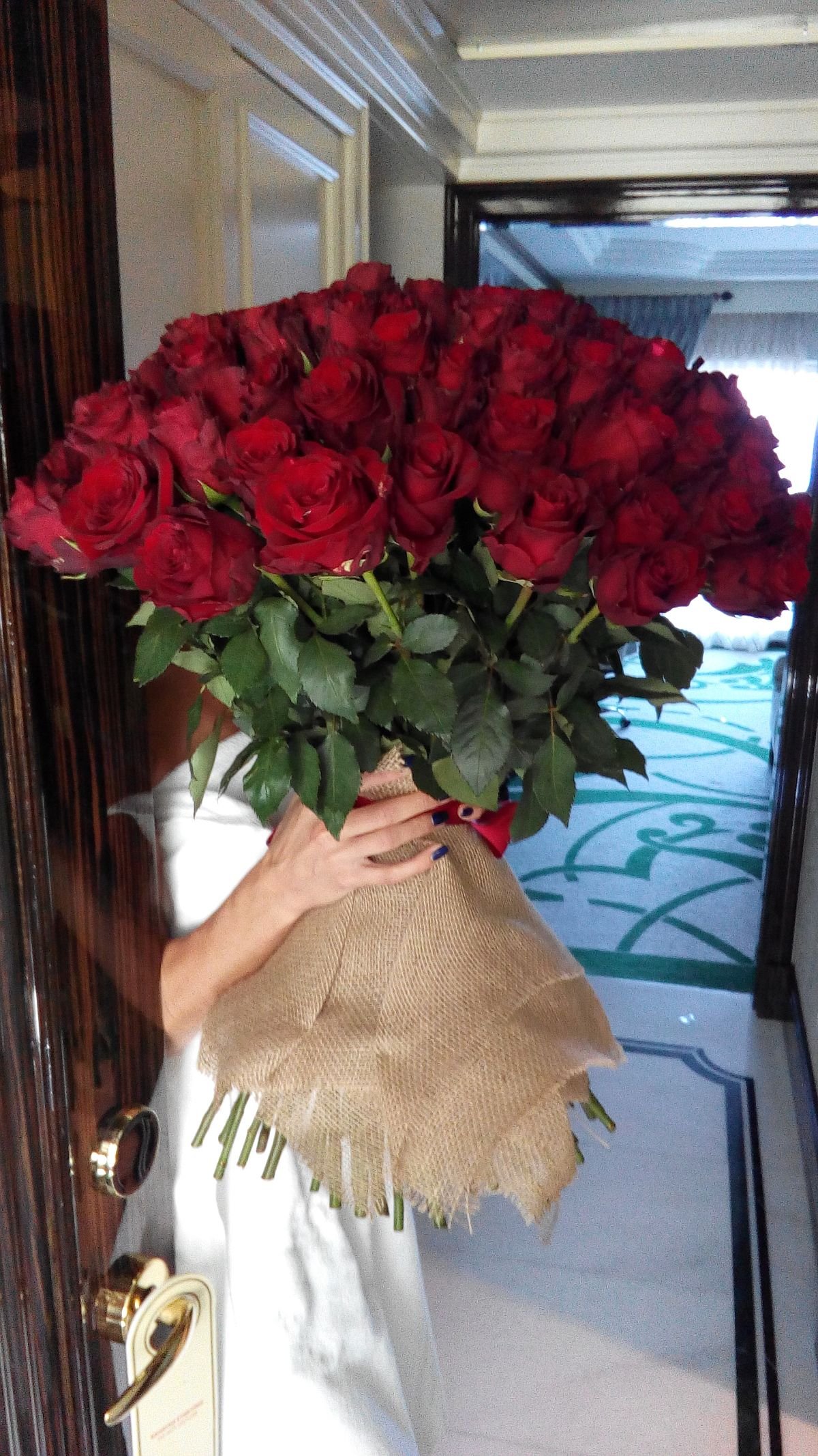 Букет цветов фото реальное в руках. Девушка с большим букетом цветов. Огромный букет цветов. Шикарный букет роз. Букет цветов для девушки.
