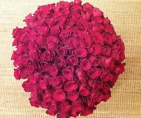 Букет из 100 красных роз вид сверху