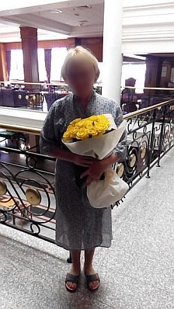 Женщина с букетом из 15 жёлтых роз