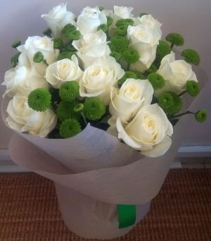Букет из белых роз и зелёных хризантем