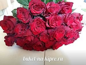 Букет из красных роз в отель в Пафосе вид сверху