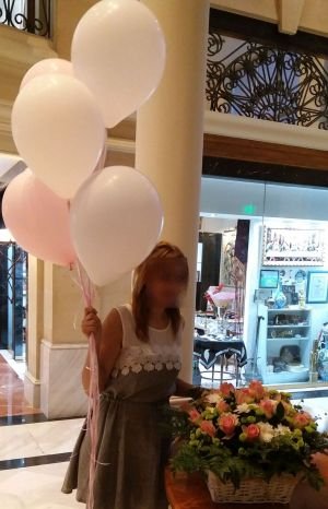 Корзина цветов и шарики в Hilton Никосия