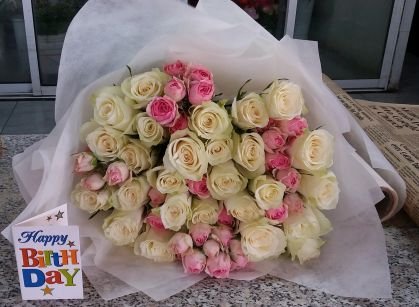 Белые и розовые розы на день рождения