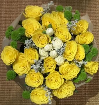 Букет из жёлтых и белых роз